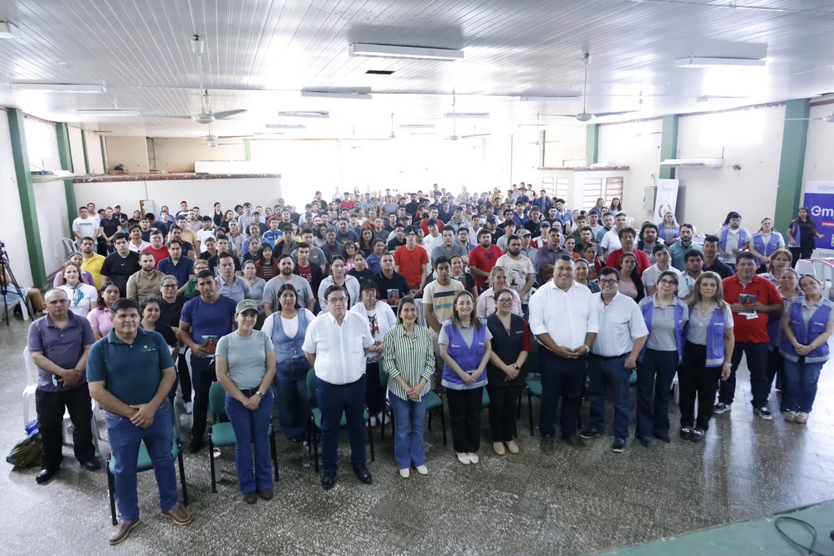 MTESS_PY's tweet photo. #EmpleoCircular | Con gran interés, se realizó la socialización del Programa de Migración Circular en Areguá 

Con presencia de la ministra de Trabajo, @monicarecalded, se desarrolló con éxito la socialización y captación de personas interesadas en la segunda edición del Programa de Migración Laboral Circular PAraguay- España en la sede de la Cooperativa de Producción Agropecuaria de Areguá (Copafi). La actividad contó con la presencia del viceministro de Agricultura Familiar, Juan Molinas, y autoridades locales. 

“Como gobierno, buscamos que las personas tengan oportunidades; que los jóvenes puedan estudiar, que las mujeres tengan acceso al trabajo y que todos tengan la posibilidad de u empleo formal", expresó la ministra Recalde.

El programa ofrece una experiencia laboral temporal, con contrato de trabajo, empleo formal y acceso a la seguridad social. La propuesta busca que los participantes puedan adquirir nuevos conocimientos y experiencias laborales para luego aplicarlos en nuestro país.

La iniciativa continuará llegando a otras zonas del país para identificar a personas con experiencia en actividades agrícolas.