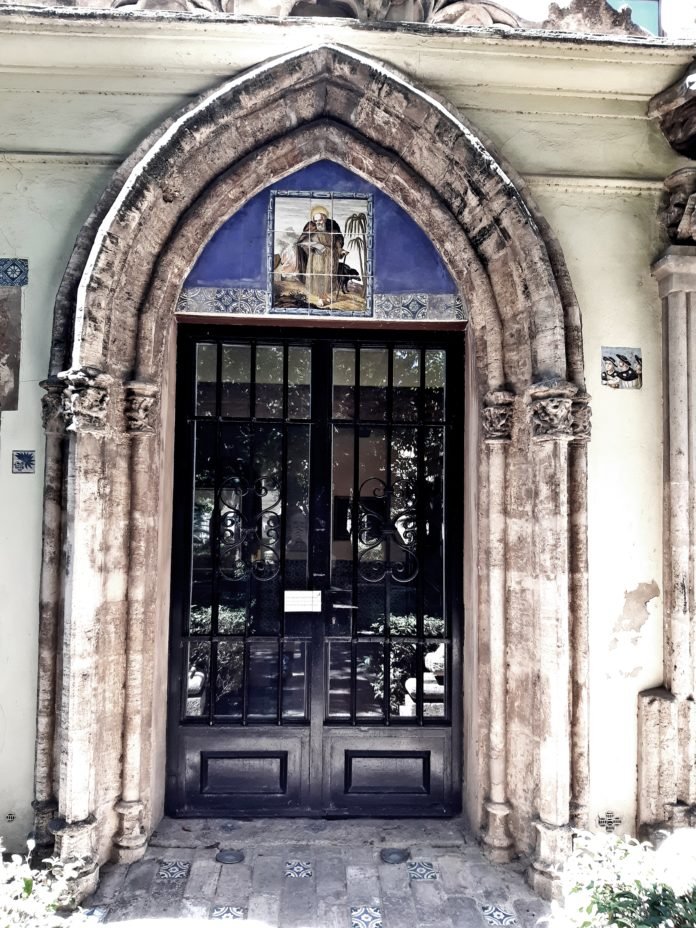 PassejantV's tweet photo. La desaparició de l'antic convent de Sant Francesc a finals del segle XIX va donar pas a la conformació de la plaça de l’Ajuntament. No obstant això, una portada del convent es va lliurar de la desaparició. Vols saber on poder trobar-la actualment?: https://t.co/2VufsXLurQ https://t.co/gv6i3ZlLno