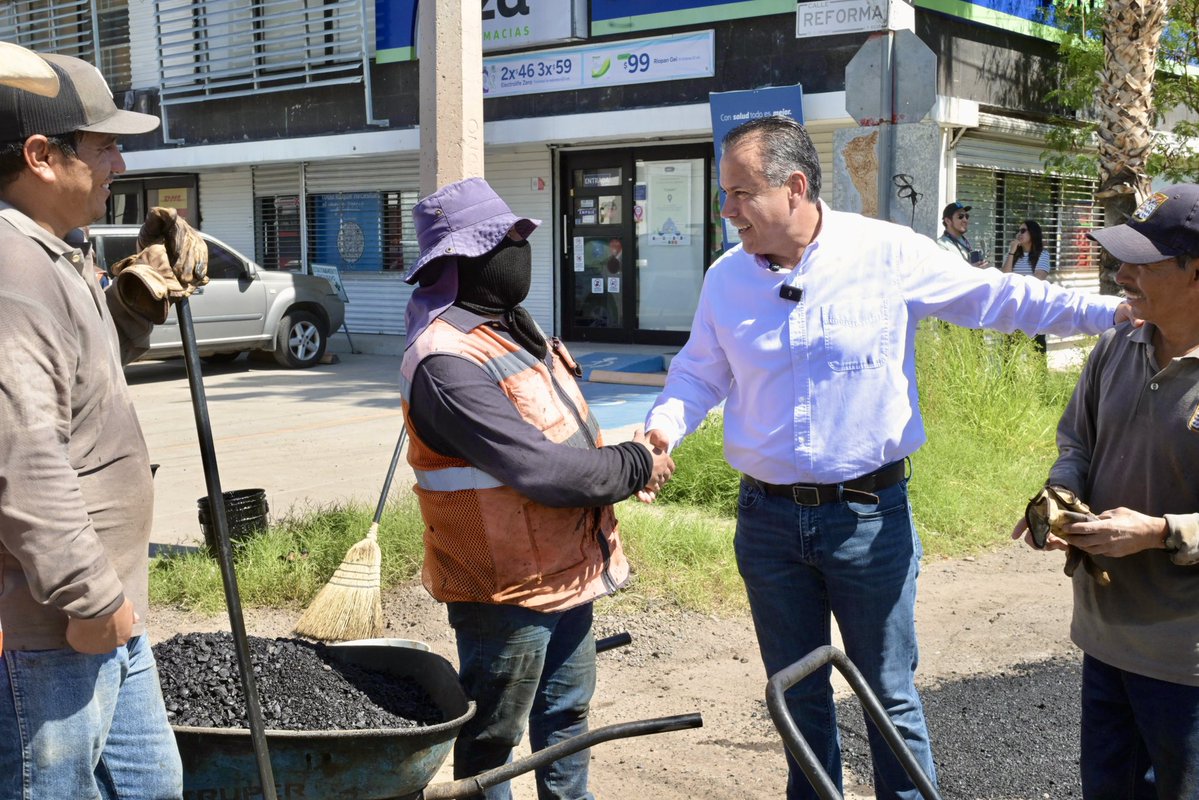 tonoastiazaran's tweet photo. ¡Redoblando esfuerzos para mejorar nuestras calles! 🚧

Aumentamos el número de cuadrillas de bacheo para avanzar más rápido, dando prioridad a las vialidades principales de Hermosillo. La meta este año es atender 1 millón de m², lo equivalente a todo lo que hicimos en los tres años anteriores juntos.

¡Seguimos avanzando con más trabajo en nuestras vialidades! 🙌🏼