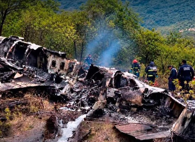 MennyValdz's tweet photo. A la sra @claudiashein "¡Ya no le llega el agua al tinaco!  dice "la avioneta tuvo un desperfecto, pero NO que se cayò"
segun pilotos  ese Jet ejecutivo tuvo "fallas en las 2 turbinas" Traduccion recibieron impactos y LA FISCALIA DE MICHOACAN DEJO ENTREVER UN ATAQUE https://t.co/EHzENA8PnN