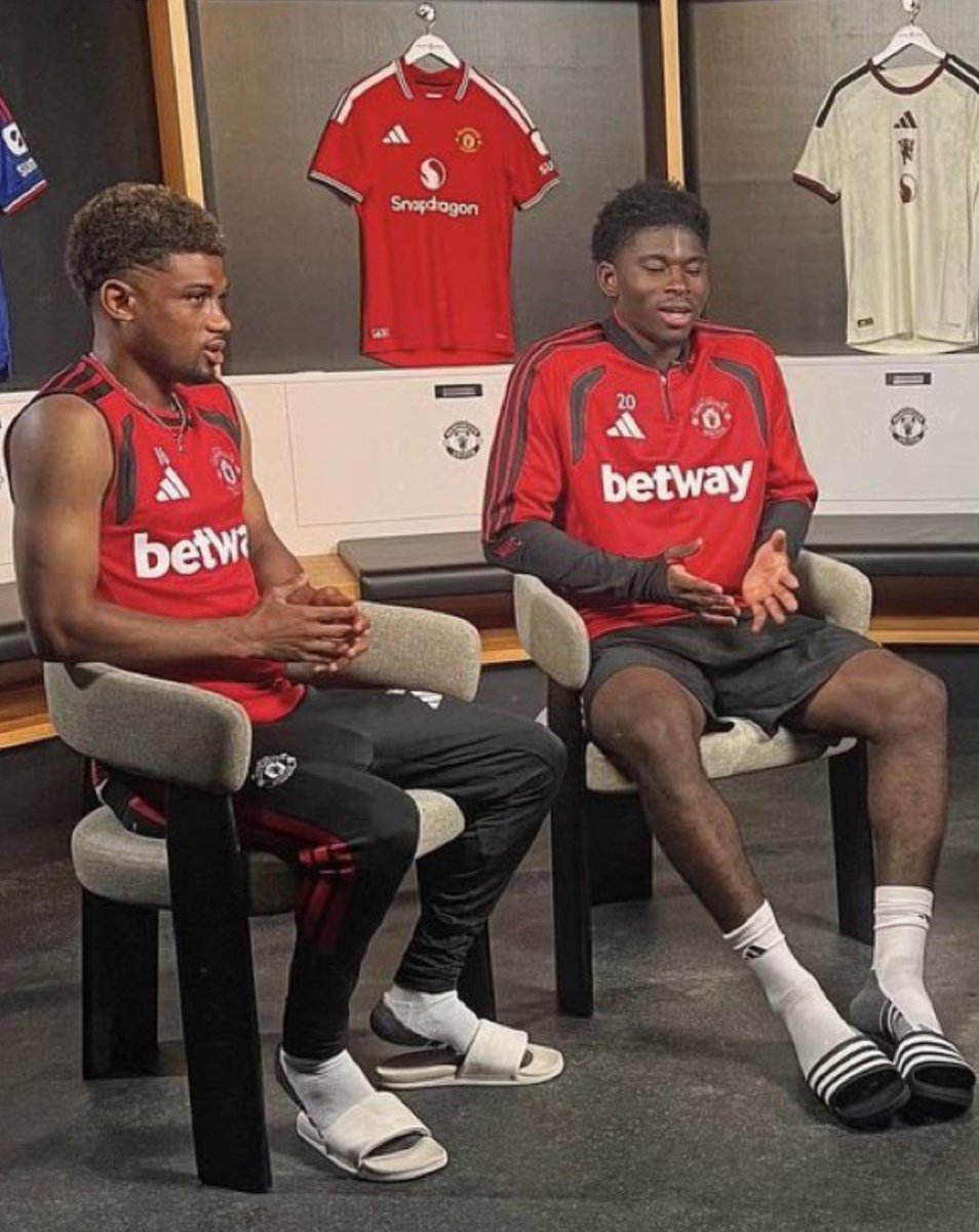 UtdFaithfuls's tweet photo. It has started. They're gonna be so close. 😀❤️ https://t.co/4pwyhzPpxe