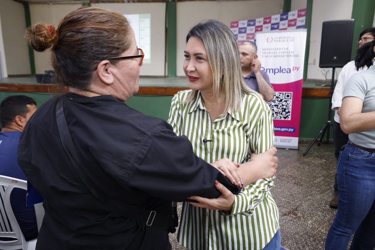 MTESS_PY's tweet photo. #EmpleoCircular | Con gran interés, se realizó la socialización del Programa de Migración Circular en Areguá 

Con presencia de la ministra de Trabajo, @monicarecalded, se desarrolló con éxito la socialización y captación de personas interesadas en la segunda edición del Programa de Migración Laboral Circular PAraguay- España en la sede de la Cooperativa de Producción Agropecuaria de Areguá (Copafi). La actividad contó con la presencia del viceministro de Agricultura Familiar, Juan Molinas, y autoridades locales. 

“Como gobierno, buscamos que las personas tengan oportunidades; que los jóvenes puedan estudiar, que las mujeres tengan acceso al trabajo y que todos tengan la posibilidad de u empleo formal", expresó la ministra Recalde.

El programa ofrece una experiencia laboral temporal, con contrato de trabajo, empleo formal y acceso a la seguridad social. La propuesta busca que los participantes puedan adquirir nuevos conocimientos y experiencias laborales para luego aplicarlos en nuestro país.

La iniciativa continuará llegando a otras zonas del país para identificar a personas con experiencia en actividades agrícolas.
