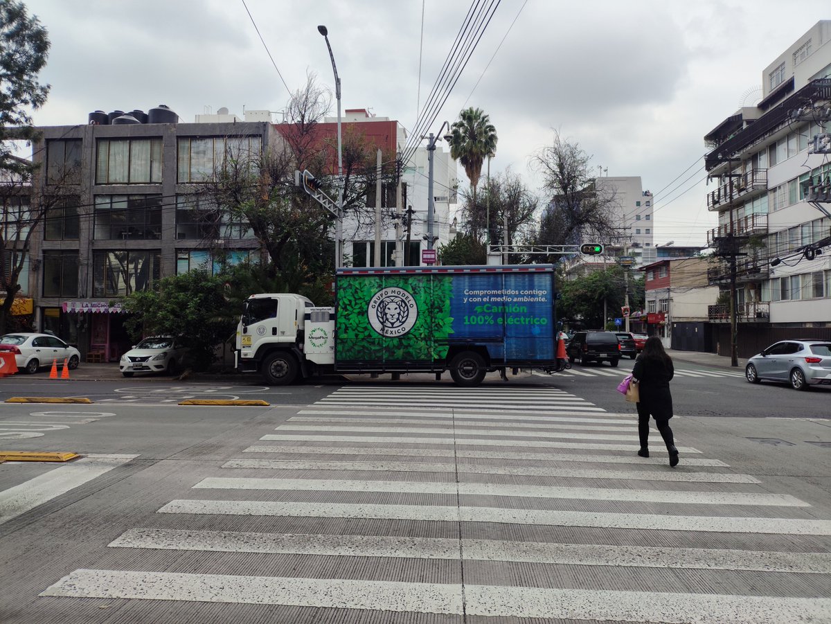 mameromero's tweet photo. @GrupoModelo_MX @MundialSocial26 @Claudiashein @GobiernoMX @UCS_GCDMX @AccionesBJ @LuisMendozaBJ @ClaraBrugadaM  @supercivicosmx hay que multar y  capacitar a los choferes de grupo modelo para que no se estacionen en el cruce peatonal.  Esto hoy en Cuauhtémoc esquina con Miguel Laurent https://t.co/2TRfq1nbBD