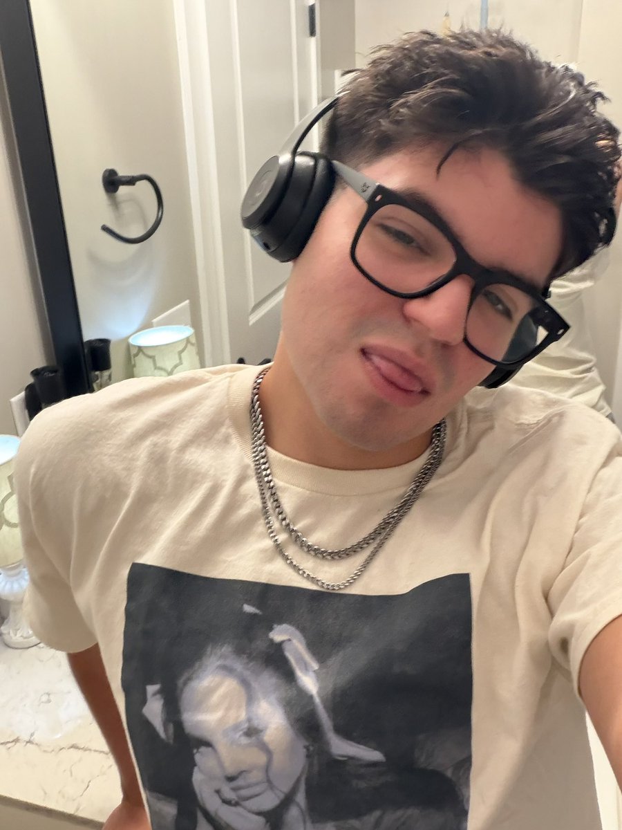noctive444's tweet photo. hot boys listen to lana del rey 🛐 https://t.co/EiRZ0ZiVCA