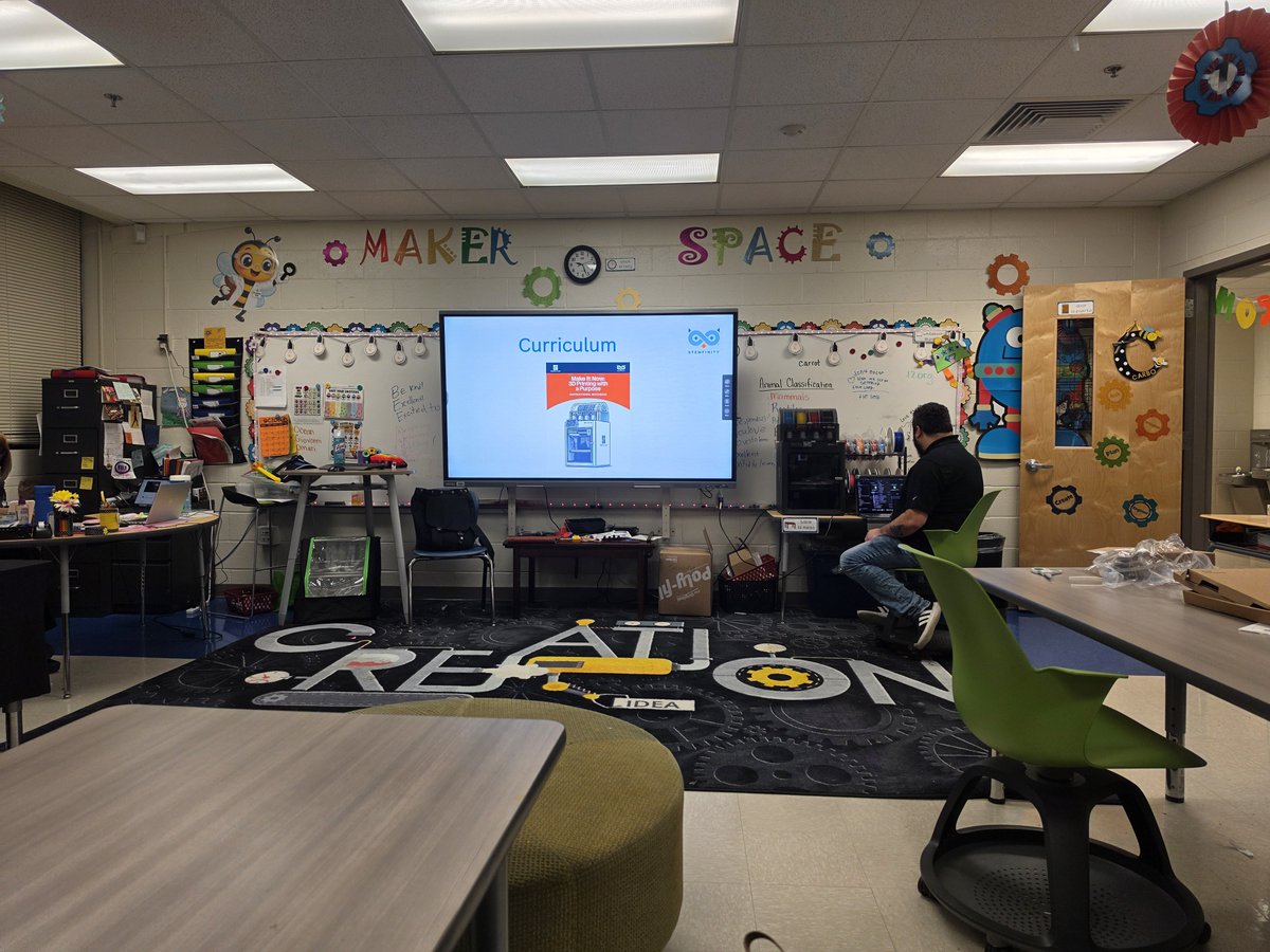 APSITDominique's tweet photo. Great session learning all about 3d printing! @APSInstructTech @apsitnatasha @apsitjen https://t.co/H23cec1c2L