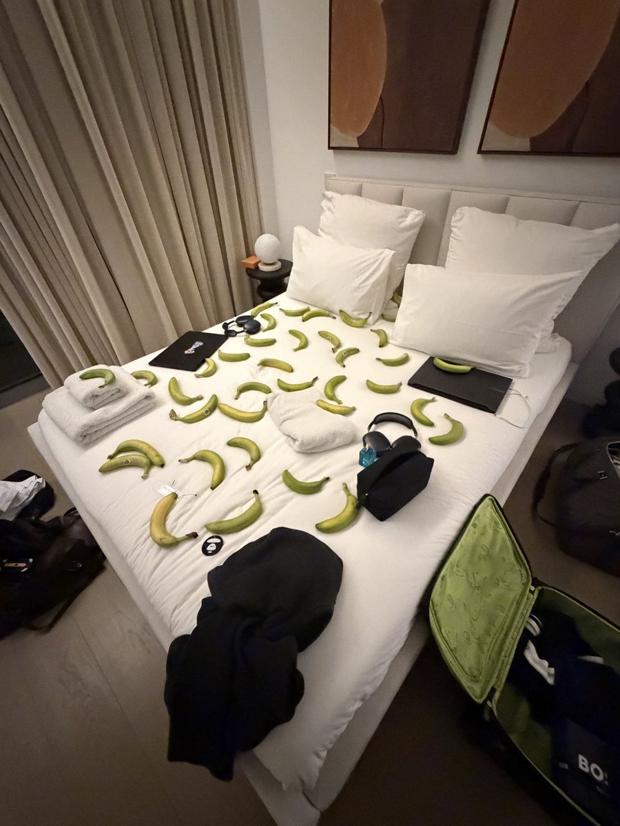 trustyneo's tweet photo. Surprised @blaffsen &amp; @Cleosgamba with some bananas! 🍌 

$100 GIVEAWAY

LIKE + RT

Enjoy bois ❤️ https://t.co/OdXP2oTQ9f