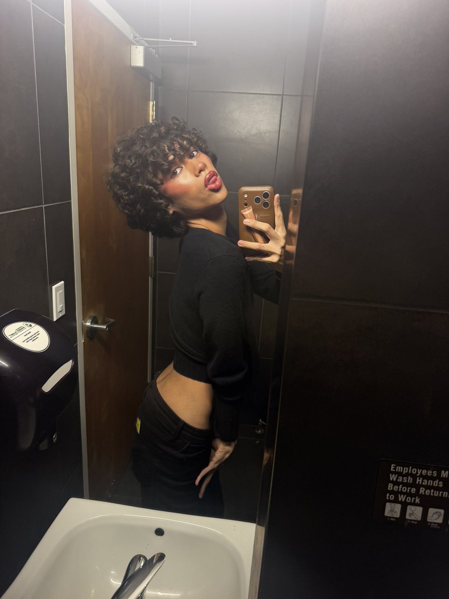 cinnamonnbboy's tweet photo. front profile or the side? 🐈‍⬛💋 #mlm #femboy #prettyboy #boy https://t.co/dXIwAScYmb