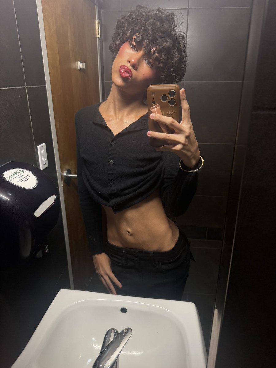 cinnamonnbboy's tweet photo. front profile or the side? 🐈‍⬛💋 #mlm #femboy #prettyboy #boy https://t.co/dXIwAScYmb