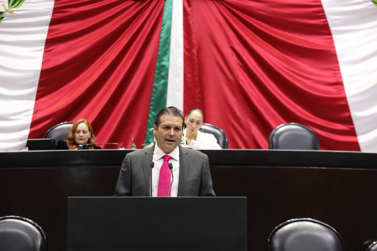 GPPRIDiputados's tweet photo. “Nos dicen que venimos a discutir derechos de autor, pero en el fondo estamos discutiendo quién decide qué se queda en internet y qué desaparece”.

Desde tribuna, nuestro diputado @MarioZamoraG señaló que proteger los derechos de autores, compositores, escritores, fotógrafos y creadores es indispensable, pero cuestionó que la llamada #LeyAntiMemes establezca disposiciones ambiguas que pueden afectar la libertad de expresión y el acceso a internet.

Advirtió sobre sanciones millonarias, la posibilidad de suspender servicios y la falta de claridad sobre quién determina las infracciones y cómo pueden defenderse los usuarios.

Defender los derechos de autor sí, pero sin poner en riesgo la crítica, la parodia y la libertad en internet.