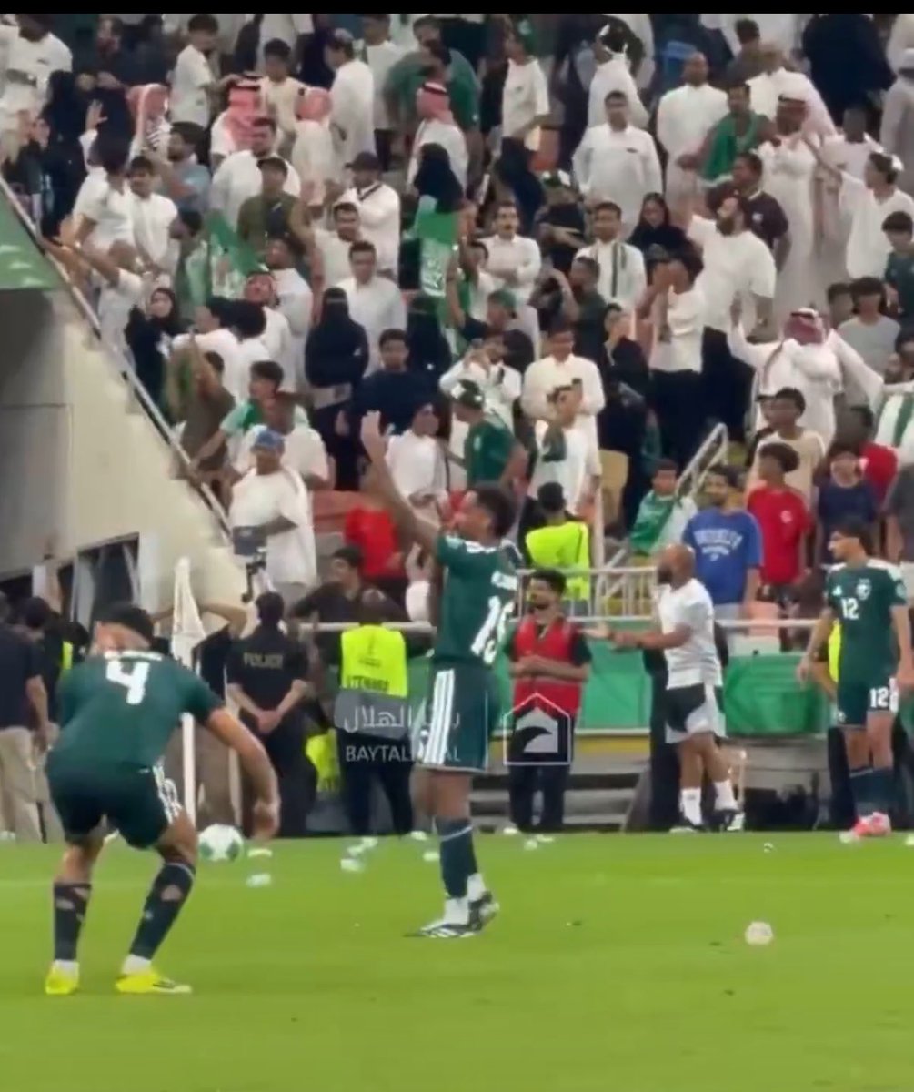 CitiznC's tweet photo. @abodsaad13 نفس الحركة تقريبا ونفس الاشارة للجمهور من لاعبين سعوديين راحو للجمهور الاماراتي واحد احتفل وواحد يأشر بالسكوت.
دام كانت الحركة غلط في ٢٠١٩ هل امس كانت عاديه ومافيها غلط؟ 
نفس الموقف ونفس ردة الفعل.
ليش ماتكلمت عنها؟ 
ولا هدفك تطلع ردة الفعل وتنسى الفعل. https://t.co/QHsUSsGLZN