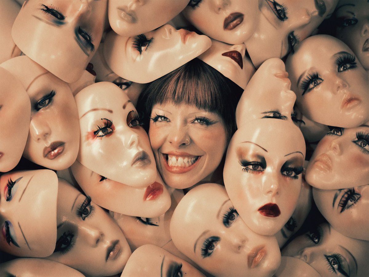 MELSHUB's tweet photo. Melanie Martinez looks so stunning for her photoshoot for her song ‘Uncanny Valley’ https://t.co/3IEqim36DW