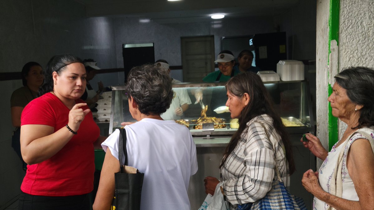 SecGenSITRAFOS's tweet photo. El Programa Mesa Solidaria continúa desarrollando jornadas de entrega de alimentos. En esta ocasión, el local del STISSS fue escenario de una actividad que permitió compartir almuerzos con trabajadores y personas que acudieron al punto. https://t.co/T4IxnUiF9O