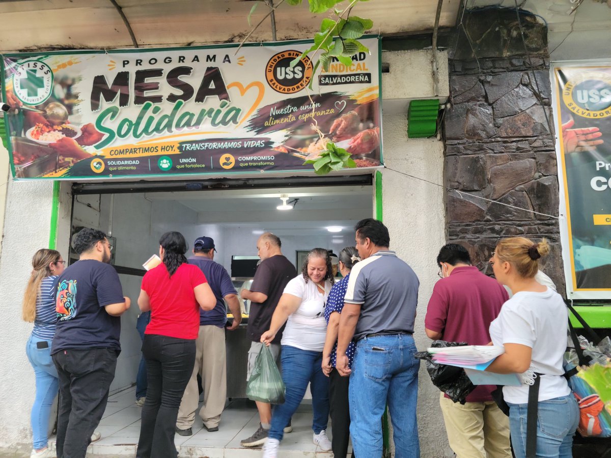 SecGenSITRAFOS's tweet photo. El Programa Mesa Solidaria continúa desarrollando jornadas de entrega de alimentos. En esta ocasión, el local del STISSS fue escenario de una actividad que permitió compartir almuerzos con trabajadores y personas que acudieron al punto. https://t.co/T4IxnUiF9O