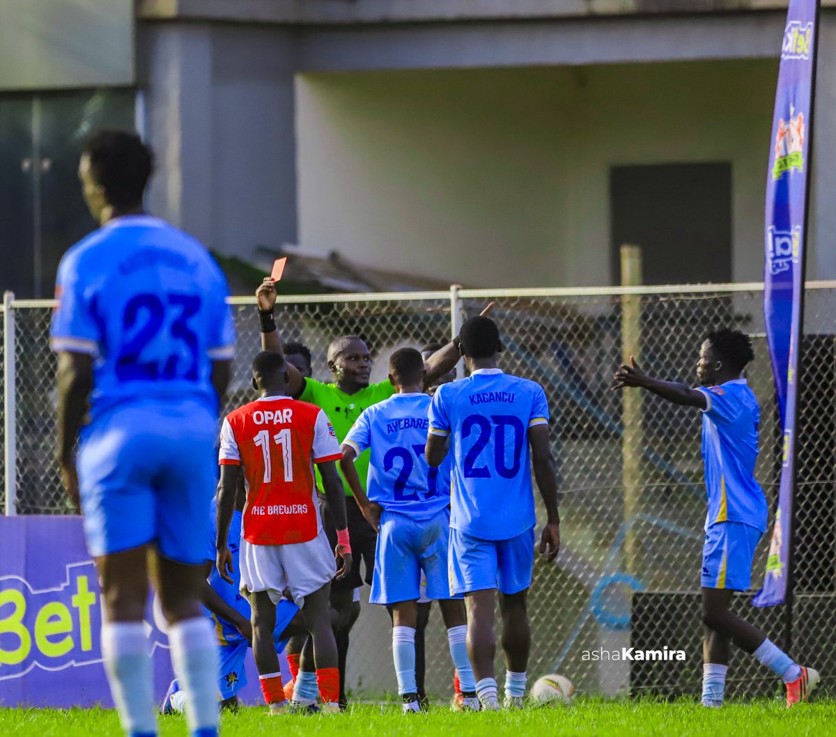 Kamira_Asha's tweet photo. 🟥 Tough evening for Mbarara City.
1–0 down, Ambrose Arinda saw red. Ntugasaze sealed the win.

No points. No Arinda for 2 games.
5️⃣ games. 0️⃣ wins. 2️⃣ points 👀

#StarTimesUPL | #SizoniPamoja 🔥