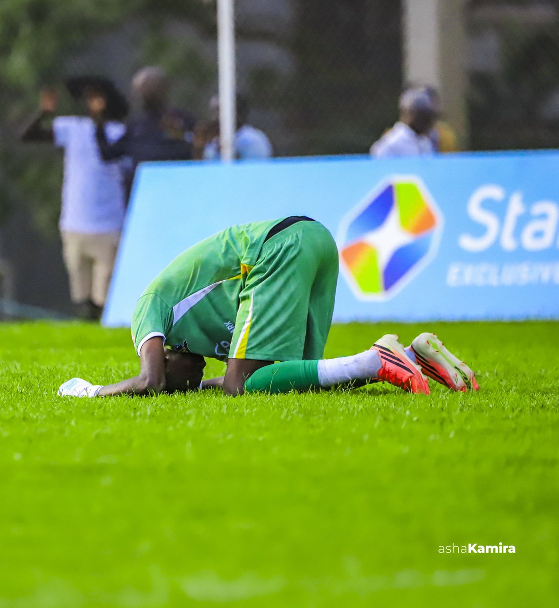 Kamira_Asha's tweet photo. 🟥 Tough evening for Mbarara City.
1–0 down, Ambrose Arinda saw red. Ntugasaze sealed the win.

No points. No Arinda for 2 games.
5️⃣ games. 0️⃣ wins. 2️⃣ points 👀

#StarTimesUPL | #SizoniPamoja 🔥