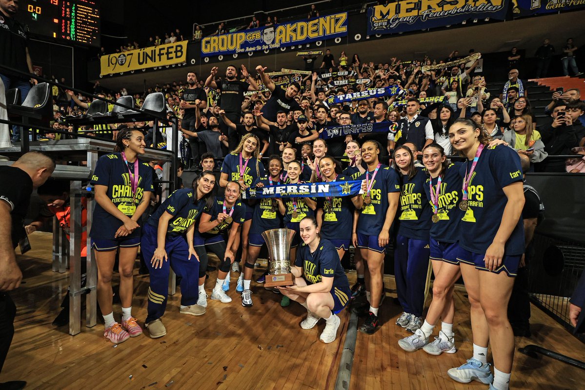 gencfborg's tweet photo. ZİRVELERİN ŞANLI FENERBAHÇESİ!🟡🔵

FIBA Süper Kupa Finali’nde Mersin’de Fenerbahçe Kadın Basketbol Takımımızı yalnız bırakmadık!

#GençFenerbahçeliler https://t.co/kcePkwGGfD