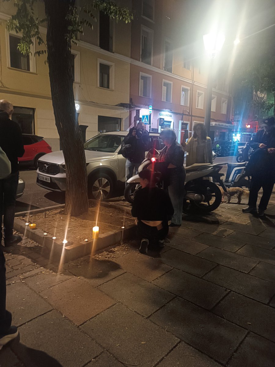 NievesSalinas's tweet photo. Un pequeño grupo de gente se ha reunido frente al portal de Maricarmen, mi vecina. Mucho silencio y respeto. Han puesto velas en el bulevar de Sainz de Baranda. https://t.co/REdiS4f77O