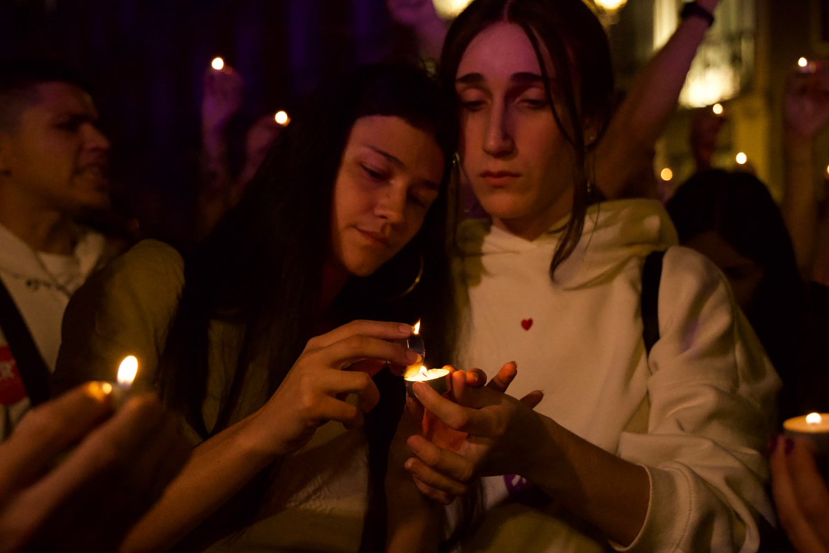 el_pais's tweet photo. DIRECTO | Una marea de velas encendidas ilumina esta noche el Congreso en homenaje a Maricarmen
📷  Victoria Sánchez https://t.co/a8rkkOSB51 https://t.co/I2gU7AZc7z
