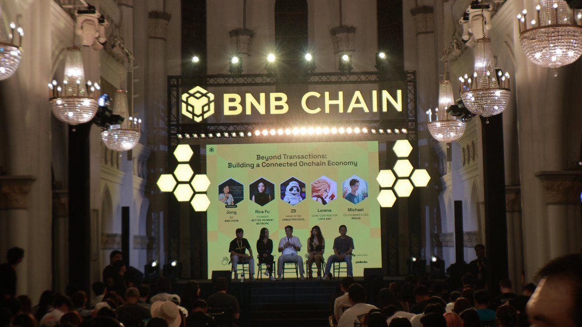 yokacoinw's tweet photo. Good to catch up with builders and friends from across the BNB Chain ecosystem during TOKEN2049. 🤝 https://t.co/TQdVJQDvki