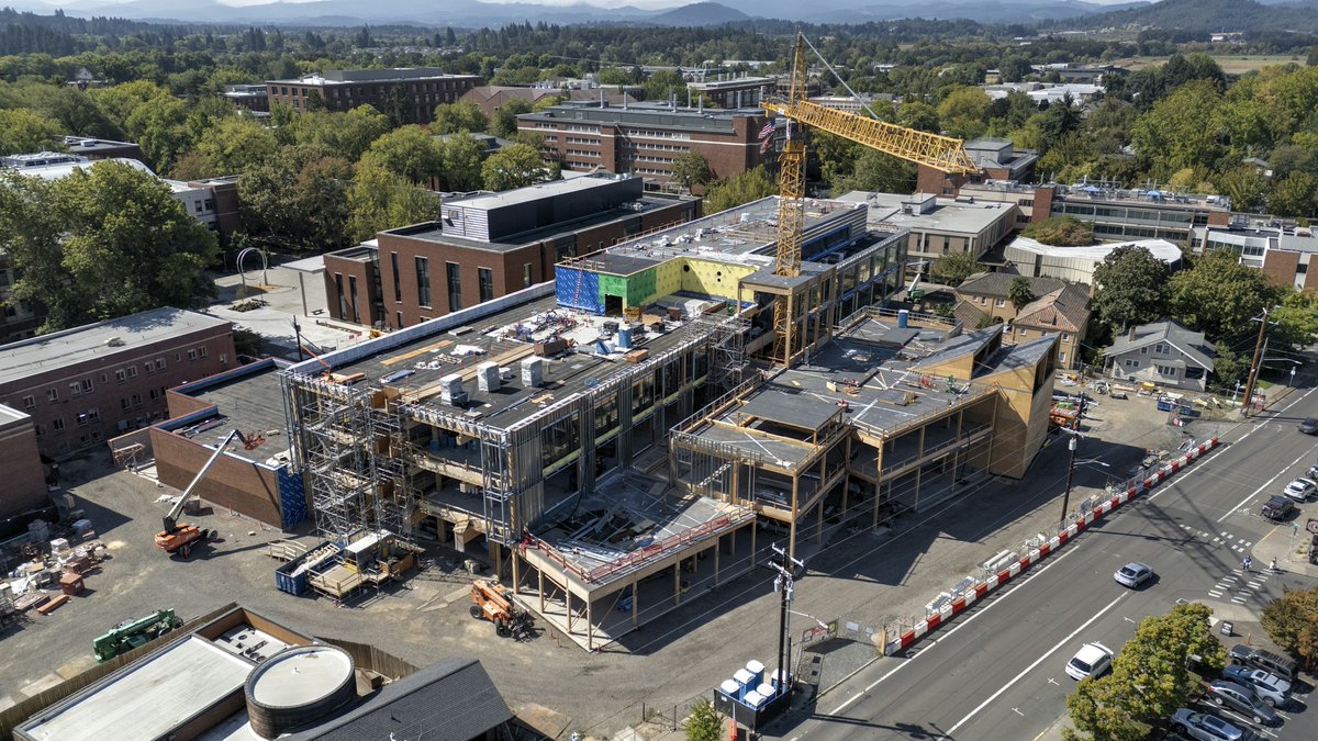 Andersen_Const's tweet photo. What a difference a year makes! The Oregon State University Jen-Hsun Huang and Lori Mills Huang Collaborative Innovation Complex has transformed from skeleton to brick-clad building. https://t.co/T28fTLcUOM