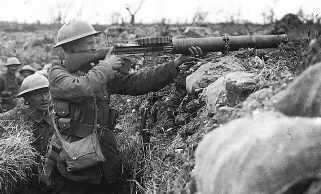 xPrinceJuba's tweet photo. 🇦🇺 The Great Emu War 1932

When thousands of emus invaded Australian farmland and destroyed crops, the government sent soldiers armed with Lewis machine guns to stop them.

The plan didn't go well. The fast, surprisingly resilient emus scattered, escaped, and proved incredibly difficult to hit.

The soldiers eventually withdrew.

Australia lost the war to the emus. 🐦😂