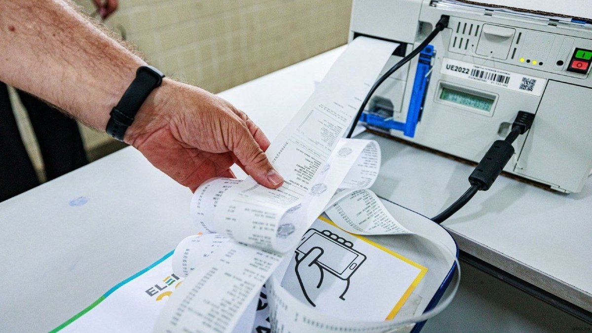 JadsonBastos's tweet photo. 🚨 União Europeia vai confrontar boletins de urna com resultados oficiais do TSE

A Missão de Especialistas Eleitorais da UE vai comparar amostras de boletins de urna coletados no 1º turno com os dados publicados pela Justiça Eleitoral, segundo a Gazeta do Povo.

A chefe da missão, Tânia Marques, afirmou que o trabalho não é uma recontagem de votos nem uma apuração paralela — é uma verificação técnica da exatidão entre o que a urna produziu e o que o TSE publicou.

A UE permanece no Brasil até novembro e deve divulgar um relatório final. É a primeira vez que o bloco envia uma missão eleitoral ao país.

📌 Fonte: Gazeta do Povo