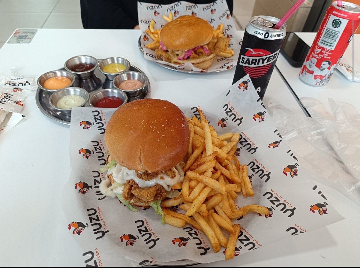_oylesiinebiri's tweet photo. Yuzu fried chicken Üsküdar da benim son zamanlarda yediğim en iyi hamburgerler den biriydi https://t.co/P9vVJTMpcx