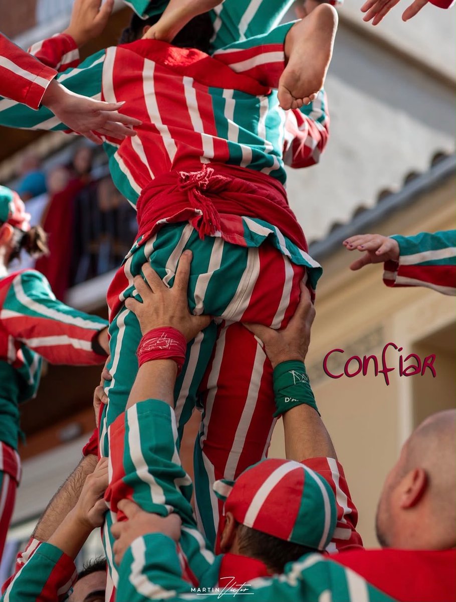 novamuixeranga's tweet photo. Hi ha moltes maneres de fer poble.

Trobar-nos.
Ensenyar.
Aprendre.
Confiar.

La muixeranga també és una manera de fer poble. 🧡

#NovaMuixeranga #Algemesí #Muixeranga https://t.co/Vjpo6JynuO