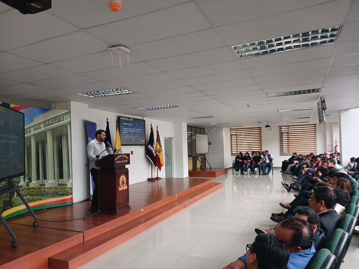 MIT_Ecuador's tweet photo. #Carchi | ¡La #BrigadaTech conecta con Tulcán! 🚀💻

Realizamos una nueva jornada de socialización en la Universidad Politécnica Estatal del Carchi, dirigida a ciudadanos y, especialmente, a estudiantes, quienes participaron en un espacio de capacitación sobre el uso y aprovechamiento de la tecnología.

✅Durante la jornada, los asistentes conocieron las acciones que impulsa el MIT y las oportunidades que ofrecen herramientas como la inteligencia artificial y el comercio electrónico para transformar ideas, fortalecer emprendimientos y generar nuevas oportunidades.

Este espacio contó con la participación de alrededor de 300 asistentes.

📍 ¡La #BrigadaTech continúa recorriendo el Ecuador! Mantente atento a nuestras redes sociales y conoce las próximas ciudades que visita.