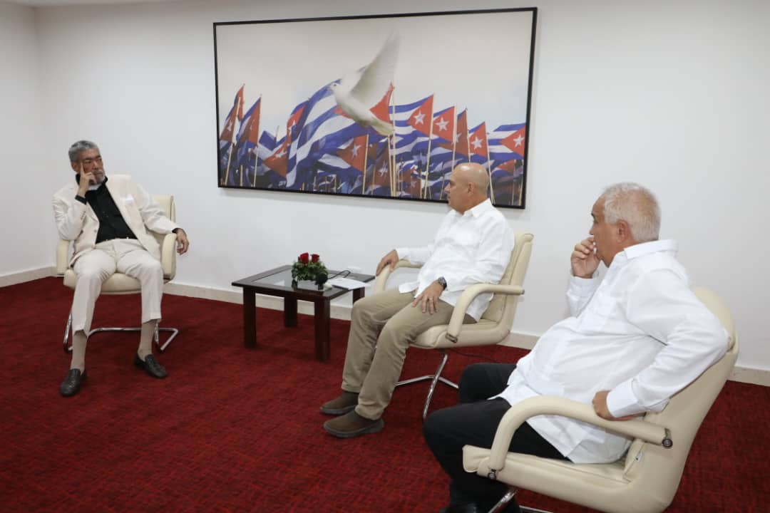 DrRobertoMOjeda's tweet photo. Recibimos en la sede del Comité Central a Miguel Mejía, secretario general del Movimiento de Izquierda Unida de República Dominicana. Coincidimos en la voluntad de consolidar las históricas relaciones entre ambas organizaciones políticas, basadas en el diálogo y la colaboración. https://t.co/PKmO0o7Pbw