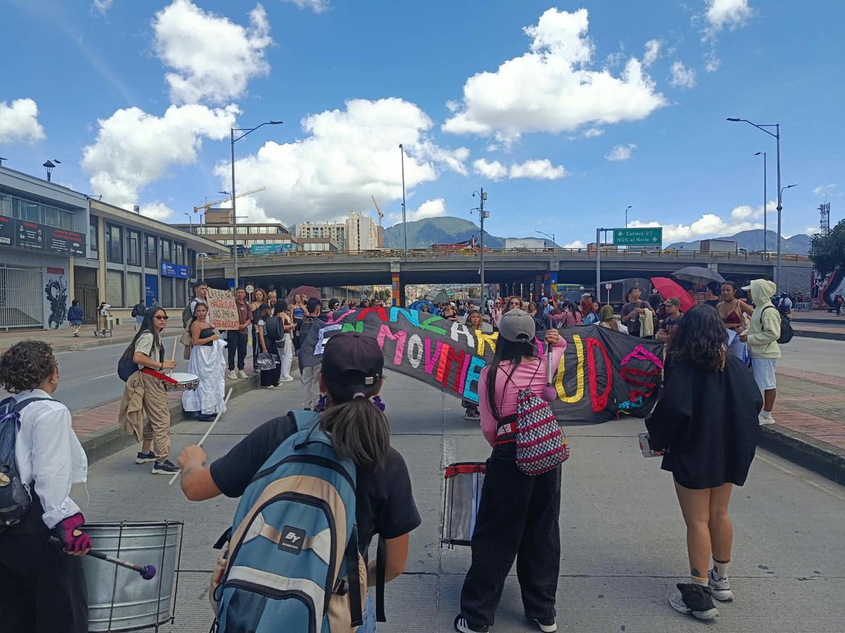heidy_up's tweet photo. 1/11. #Denuncia 📢 Estudiantes del programa de Arte Danzario de la Universidad Distrital (@udistrital) llevan años recibiendo clases entre múltiples sedes, soportando goteras, problemas de agua y espacios inadecuados para practicar danza. ¿La solución de la Universidad? Suspender las admisiones al programa para 2027-I.

Les contamos sobre esta lamentable noticia para la educación superior pública en Bogotá: