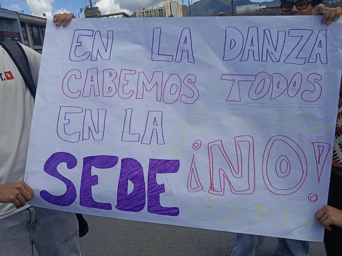 heidy_up's tweet photo. 1/11. #Denuncia 📢 Estudiantes del programa de Arte Danzario de la Universidad Distrital (@udistrital) llevan años recibiendo clases entre múltiples sedes, soportando goteras, problemas de agua y espacios inadecuados para practicar danza. ¿La solución de la Universidad? Suspender las admisiones al programa para 2027-I.

Les contamos sobre esta lamentable noticia para la educación superior pública en Bogotá:
