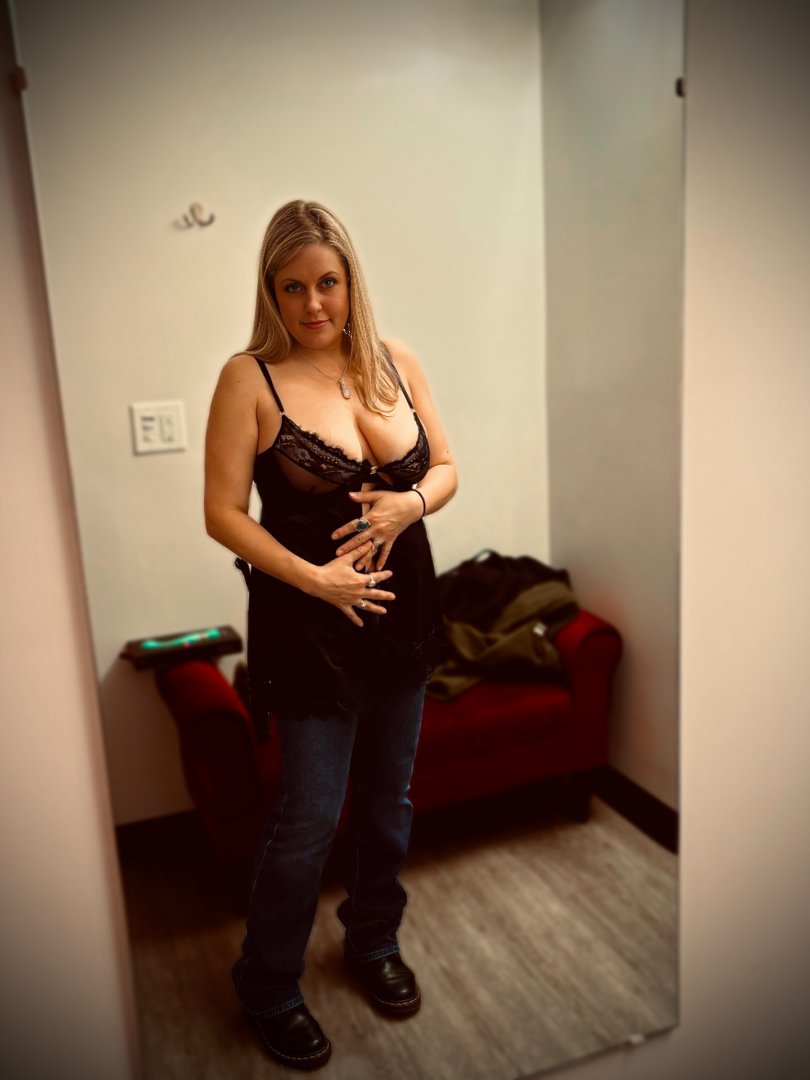 gio279410's tweet photo. #milf #dressingroomshenanigans #Dressingroom #Changingroom  #dressingroomfun #changingroomfun #shoppingfun #naughtyshopping https://t.co/rd8XETFyPv