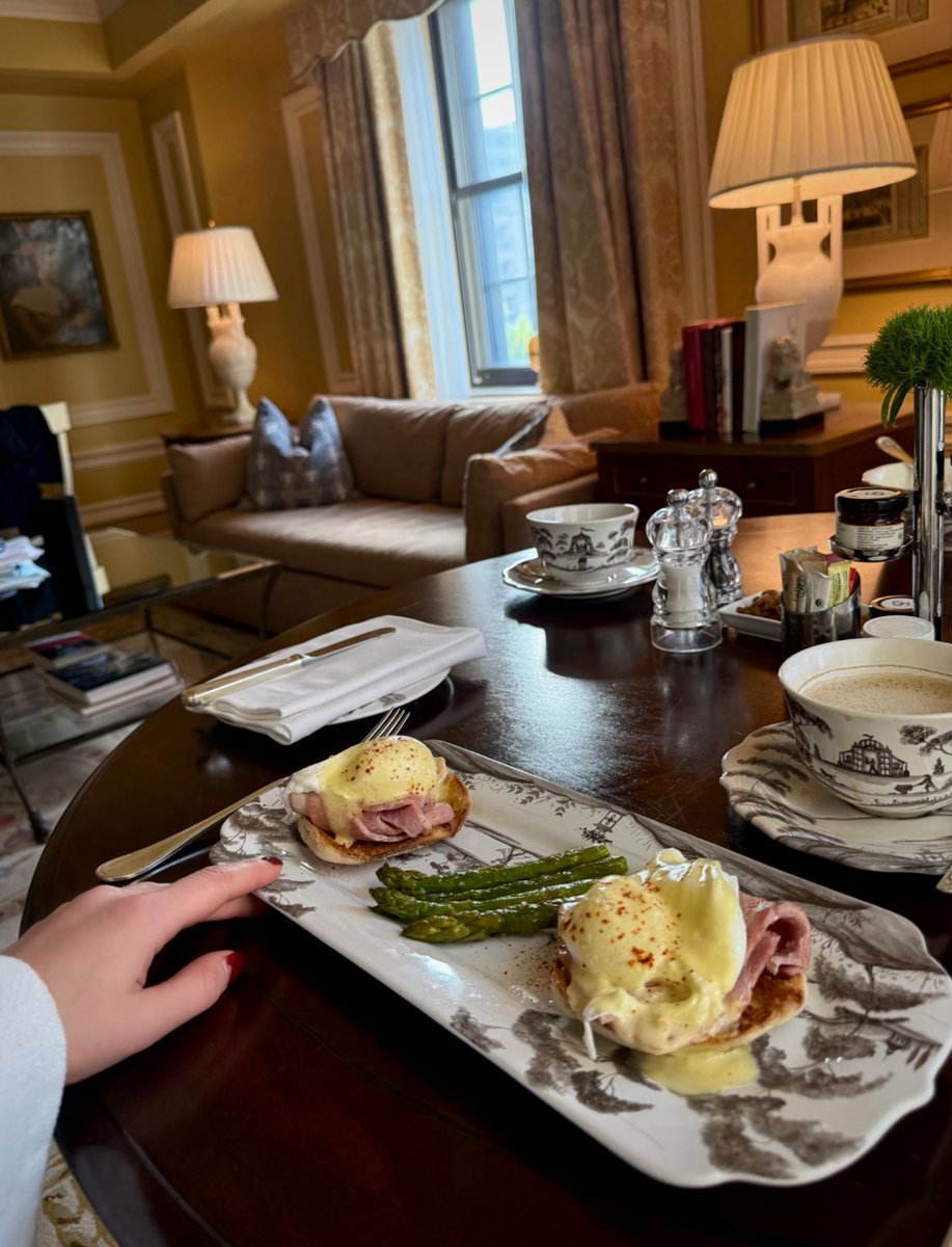 AvaGoldeNY's tweet photo. Room service or going down for breakfast?
What’s your poison? https://t.co/Bme88m067y