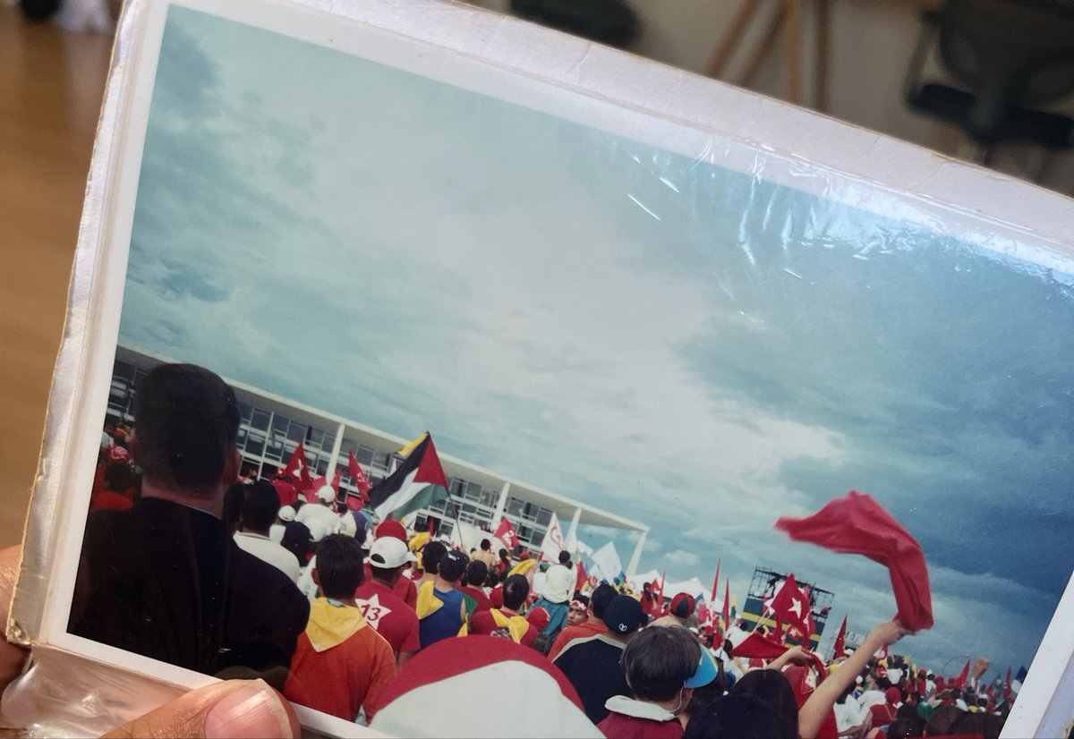 Maryaibuprofana's tweet photo. Quando meu pai tirou essa foto na posse do Lula em 2003 

A bandeira da Palestina sendo levantada ❤️🇵🇸 https://t.co/C62oBQhfu4