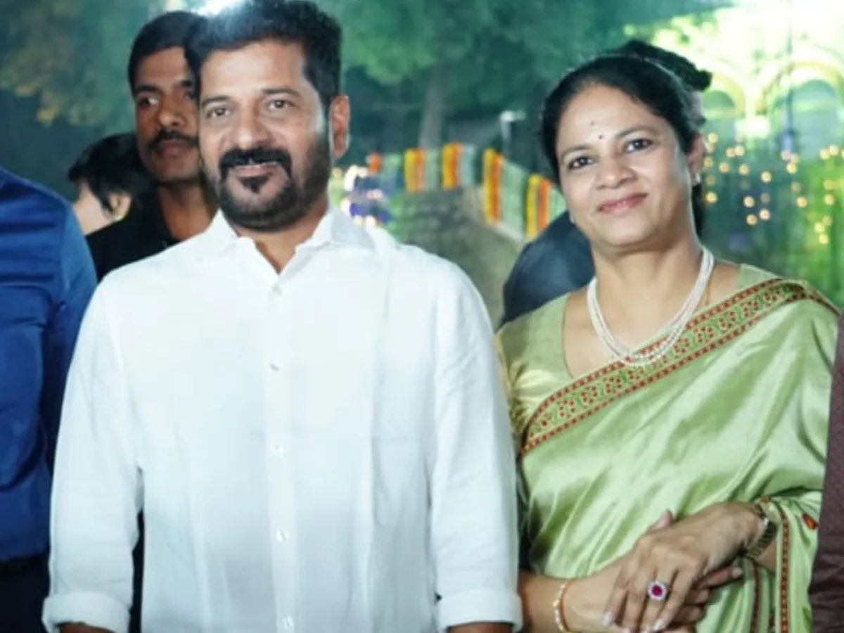JSRBRS's tweet photo. గీత అమ్మ, దయచేసి Revanth ని Doctor or Rehabilitation center కి తీస్కల్లండి. ఎర్రగడ్డ లో డాక్టర్స్ కూడా చేతులు ఎత్తేశారు.
మతి మరపు కూడా పెరిగింది- Elections ముందు 
10 grams Gold
₹2,500 per month for women
4,000 monthly pension
Indiramma Indlu
ఇలాంటివి చెప్పి ఇప్పుడు మర్చిపోయాడు…

@pulseoftelangan if we start doing the similar stuff , Bathroom ల కుసోని ఏడుస్తావ్ రా బట్టేబాజ్.