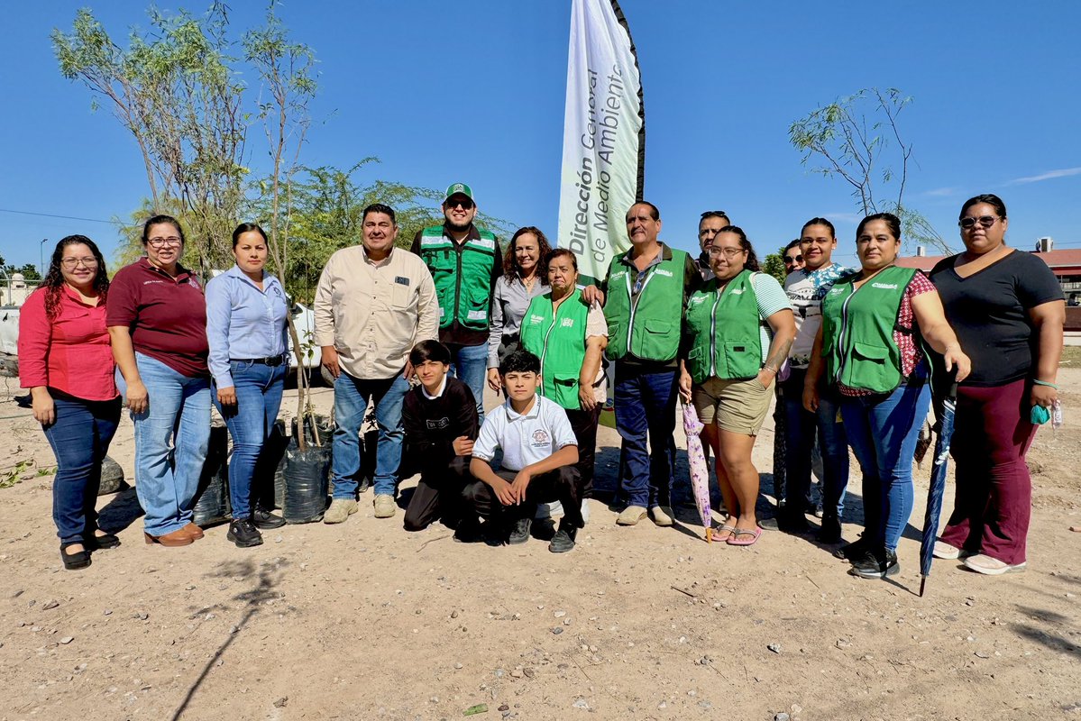 trcambiente's tweet photo. 🌱Cuidar nuestro entorno también es una forma de respetarlo.

Acudimos a la Escuela Secundaria Técnica Joaquín Sánchez Matamoros para participar en una actividad de reforestación junto con alumnos, personal docente, padres de familia y el equipo de la Dirección de Medio Ambiente. https://t.co/2P1kayVA1h
