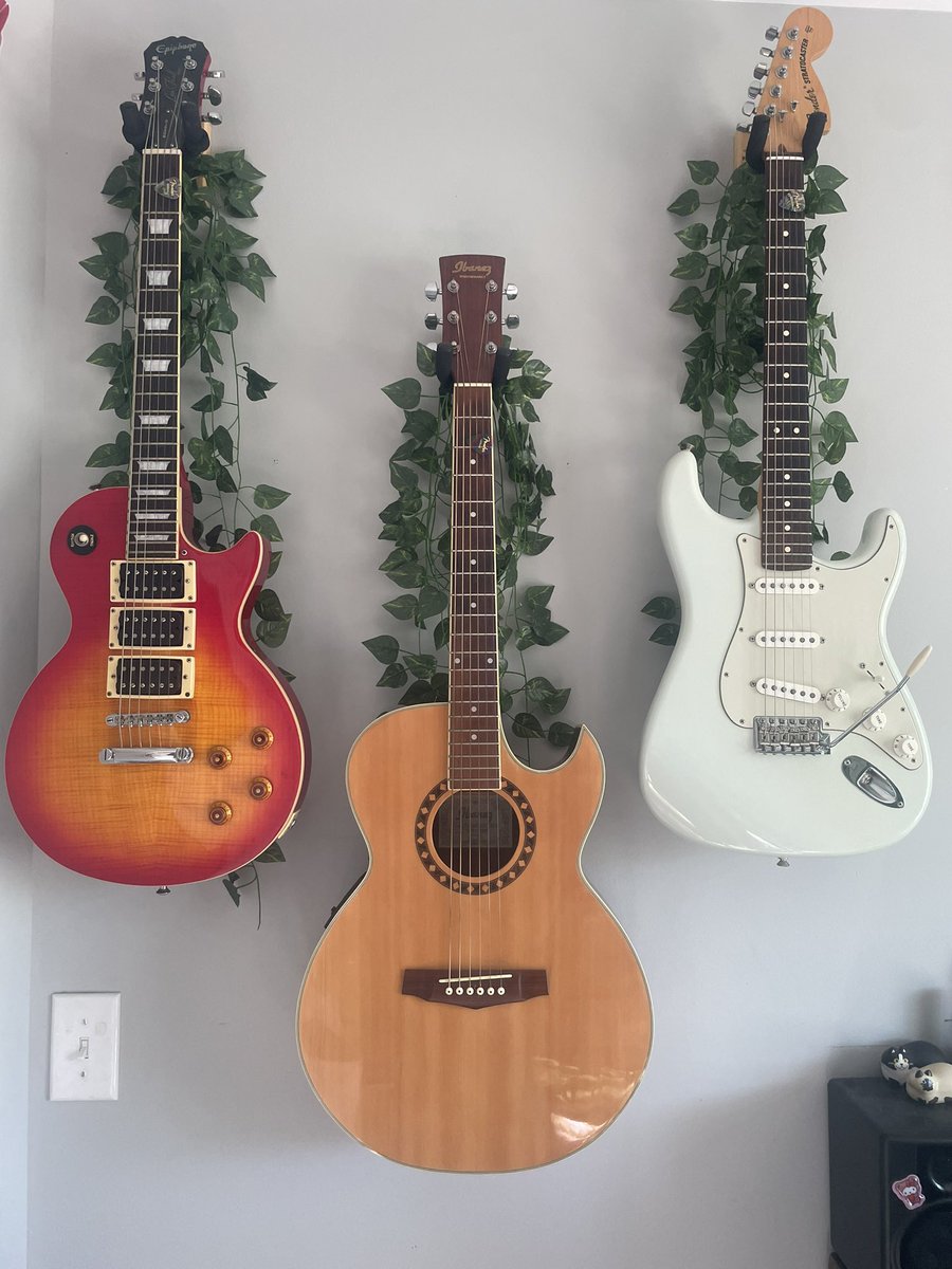 sophierocksx3's tweet photo. well that’s a few hours spent well 😸

the middle guitar is the one from my dreams and i’ve had it for likeeeee 15+ years now??? it’s my songwriter https://t.co/6kdqg2QVaf