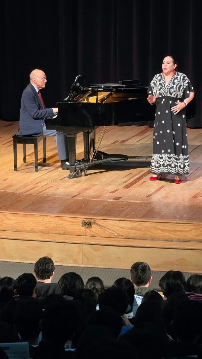 Comunidad_UNAM's tweet photo. ¡El arte del canto llegó a la @ENP6UNAM
Como parte de El INBAL en tu Escuela, la comunidad estudiantil disfrutó de una experiencia artística para acercarse al canto y la música. ✨
#ComunidadUNAM #CulturaUNAM
@FaMUNAM https://t.co/IxSlYhkqyR