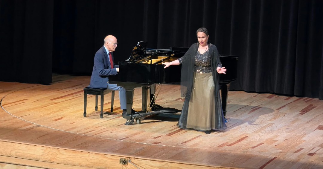Comunidad_UNAM's tweet photo. ¡El arte del canto llegó a la @ENP6UNAM
Como parte de El INBAL en tu Escuela, la comunidad estudiantil disfrutó de una experiencia artística para acercarse al canto y la música. ✨
#ComunidadUNAM #CulturaUNAM
@FaMUNAM https://t.co/IxSlYhkqyR