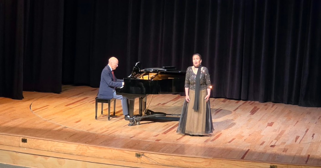 Comunidad_UNAM's tweet photo. ¡El arte del canto llegó a la @ENP6UNAM
Como parte de El INBAL en tu Escuela, la comunidad estudiantil disfrutó de una experiencia artística para acercarse al canto y la música. ✨
#ComunidadUNAM #CulturaUNAM
@FaMUNAM https://t.co/IxSlYhkqyR