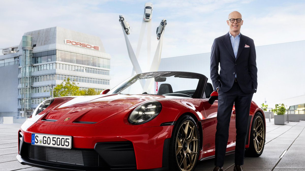 intensive911's tweet photo. 【ポルシェが新経営戦略を発表。車両の販売価格を平均で20％引き上げ、さらにミドシップスーパースポーツ「ミッションS」を予告】

●ポルシェAGがヴァイザッハ開発センターで開かれたキャピタル・マーケッツ・デイにて、2035年に向けた新戦略「Sportwagenschmiede '35」を発表
●「量より価値（Value over Volume）」を掲げ、車両の平均販売価格を約20%引き上げると同時に、9,000名の削減を含む組織再編で損益分岐点を20万台未満へ引き下げる
●フル電動718や新開発BセグメントSUV（内燃機関/PHEV）の2028年投入、さらに「ミッドシップ・スーパースポーツカー・プラットフォーム」の開発予告など高収益セグメントへの投資を集中させる
▼詳細はコメント欄から