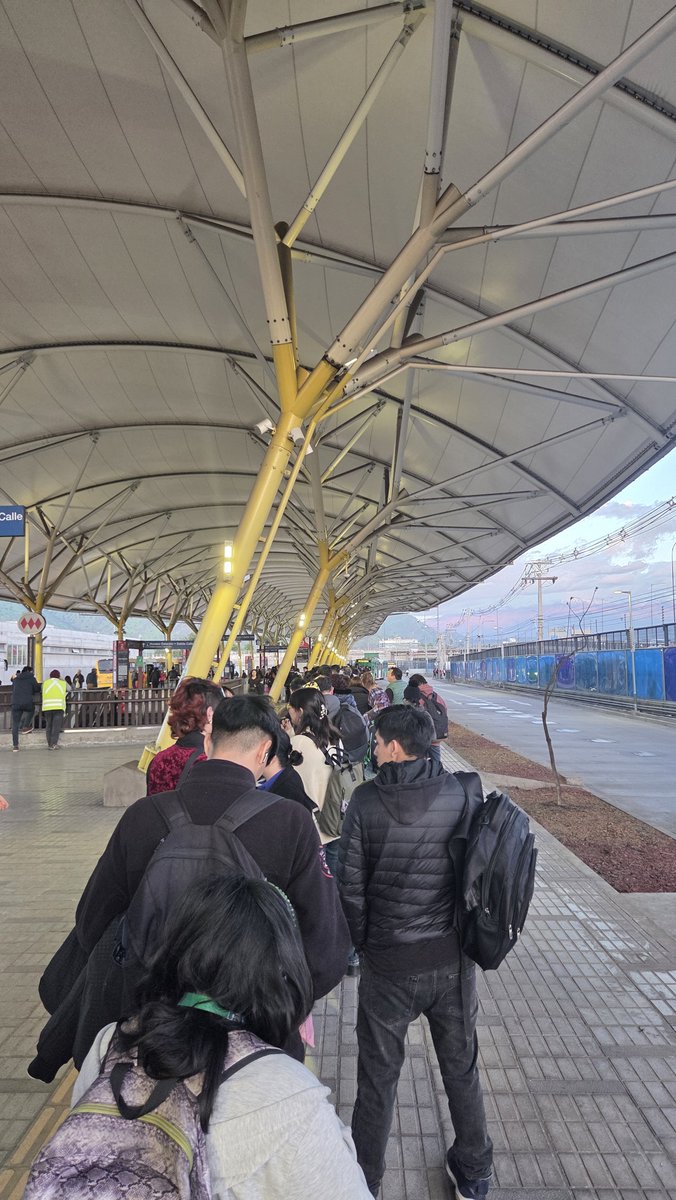 lessaefim's tweet photo. @Red_Movilidad qué pasa con la frecuencia de micros en metro los libertadores??? tremenda fila para tomar la b18e. Todos los dias es lo mismo. https://t.co/We3uHE1ZJN