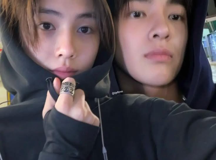 aguevack's tweet photo. GUA MAU SALIM, MAU SUNGKEM, MAU PELUK, MAU CIUM,  DULU SAMA YG BUAT MANIPS PER-HOODIE-AN INI ANJIR, ASDFGHJKLALSADFDGSJ GUA BENERAN UDH GILA, MANTAP BET ANJ MANTAP 😭😭😭😭 https://t.co/MaFwr2Azay