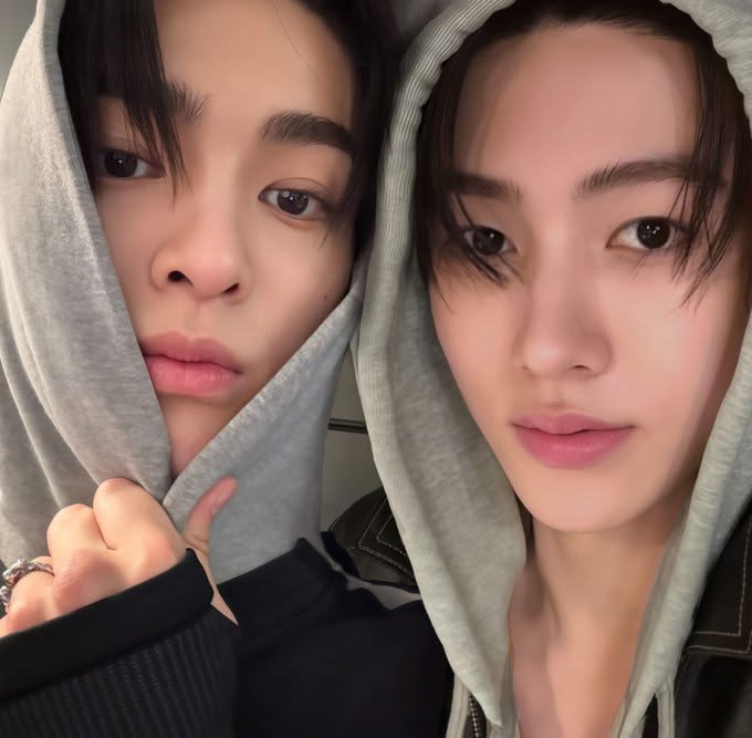aguevack's tweet photo. GUA MAU SALIM, MAU SUNGKEM, MAU PELUK, MAU CIUM,  DULU SAMA YG BUAT MANIPS PER-HOODIE-AN INI ANJIR, ASDFGHJKLALSADFDGSJ GUA BENERAN UDH GILA, MANTAP BET ANJ MANTAP 😭😭😭😭 https://t.co/MaFwr2Azay