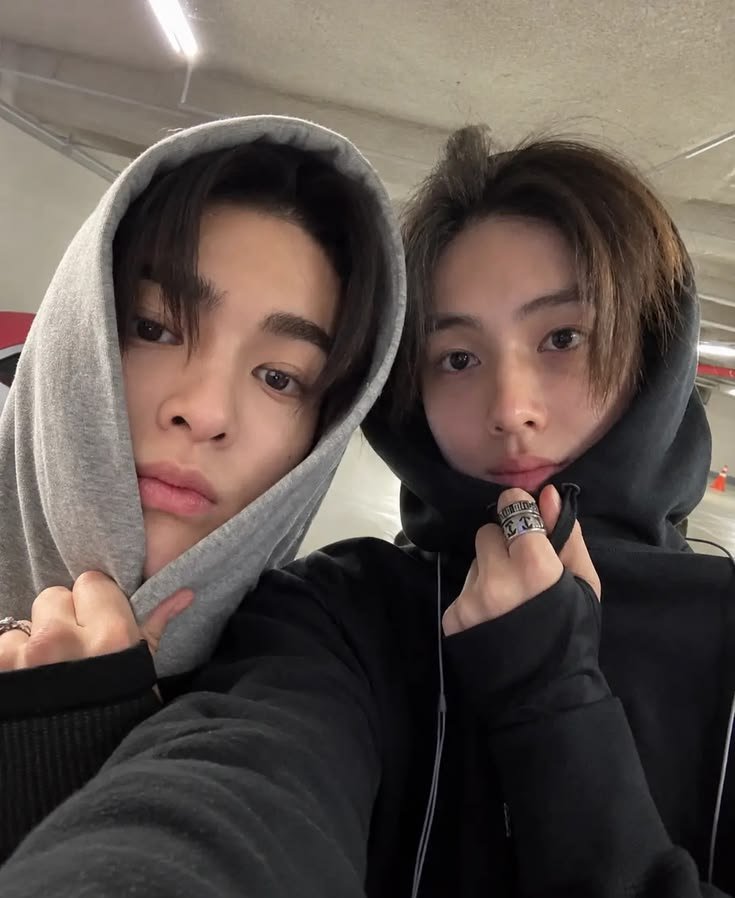 aguevack's tweet photo. GUA MAU SALIM, MAU SUNGKEM, MAU PELUK, MAU CIUM,  DULU SAMA YG BUAT MANIPS PER-HOODIE-AN INI ANJIR, ASDFGHJKLALSADFDGSJ GUA BENERAN UDH GILA, MANTAP BET ANJ MANTAP 😭😭😭😭 https://t.co/MaFwr2Azay