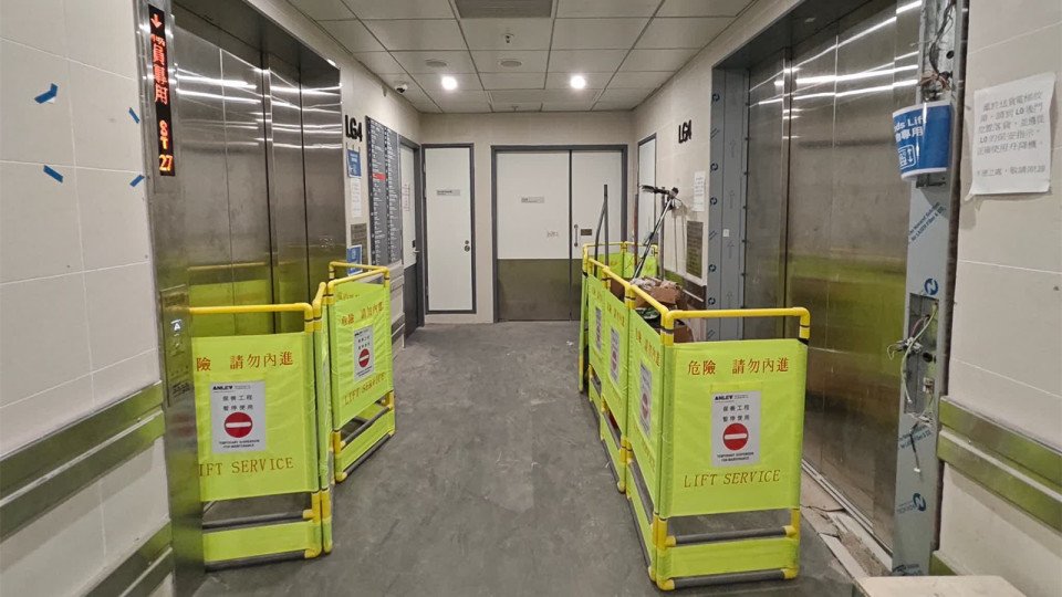 Cultural8Center's tweet photo. Hong Kong’s new Queen Mary Hospital building has 24 of its 28 lifts out of service. Authorities have launched a full investigation into the construction, acceptance and oversight of the lift project, with a report expected by mid-October.

#HongKong #Healthcare https://t.co/tQe0X4C0sO