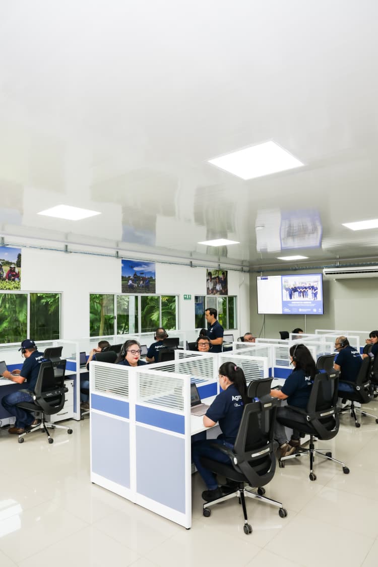 UEenElSalvador's tweet photo. 🌱📲 El campo salvadoreño también se transforma con ciencia, innovación y tecnología.

Hoy lanzamos AgroConecta, una iniciativa apoyada por la Unión Europea, a través de Global Gateway, que acerca la asistencia técnica y el conocimiento a productores y productoras de todo 🇸🇻. https://t.co/qPgy3NJwaE