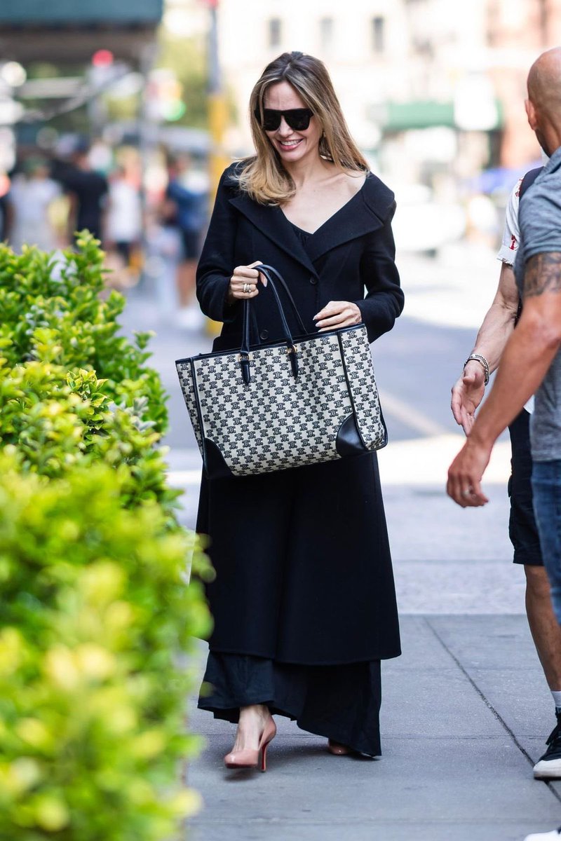 angelinaReal127's tweet photo. Can someone tell me what time it is in New York right now?⏰🕰️🥰 https://t.co/G6dpzfq4pq