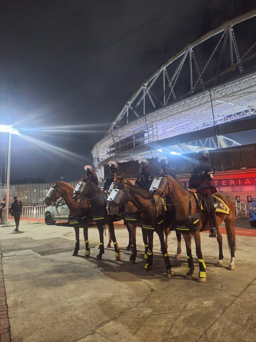 PMERJ's tweet photo. ⚽🚔 SEGURANÇA REFORÇADA NO ENGENHÃO
Policiais militares da #Cavalaria da #PMERJ reforçam a segurança no entorno do Estádio Nilton Santos, onde Botafogo e Vasco se enfrentam nesta quarta-feira (7). O policiamento busca garantir a segurança dos torcedores. https://t.co/zTJgjyKJov